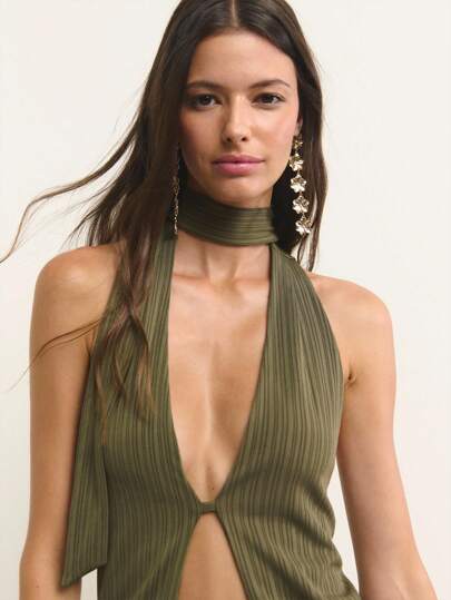 Nöista Esta blusa sin mangas de color verde oliva oscuro presenta una textura acanalada y un frente abierto con un cuello de halter, creando una silueta delgada y alargada perfecta para atuendos de verano elegantes. Su color terroso y su forma ajustada se combinan bien con vestidos de verano para mujer, vestidos de sol, ropa de verano talla grande y blusas de verano lindas, haciéndola versátil para las colecciones de ropa de verano para mujer.