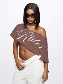 SUMWON WOMEN Camiseta corta con hombros descubiertos, desgastada, de bordes crudos, con estampado gráfico de letras, para uso casual y moda urbana, de talla grande y largo cropped