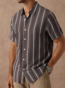 Manfinity Homme Kemeja Pria Bergaris Cokelat, Kemeja Kasual Musim Panas Lengan Pendek Kerah Kuba Kancing Depan, Tekstur Linen untuk Liburan, Hadiah Gaya Inggris - Coffee Brown - View 1