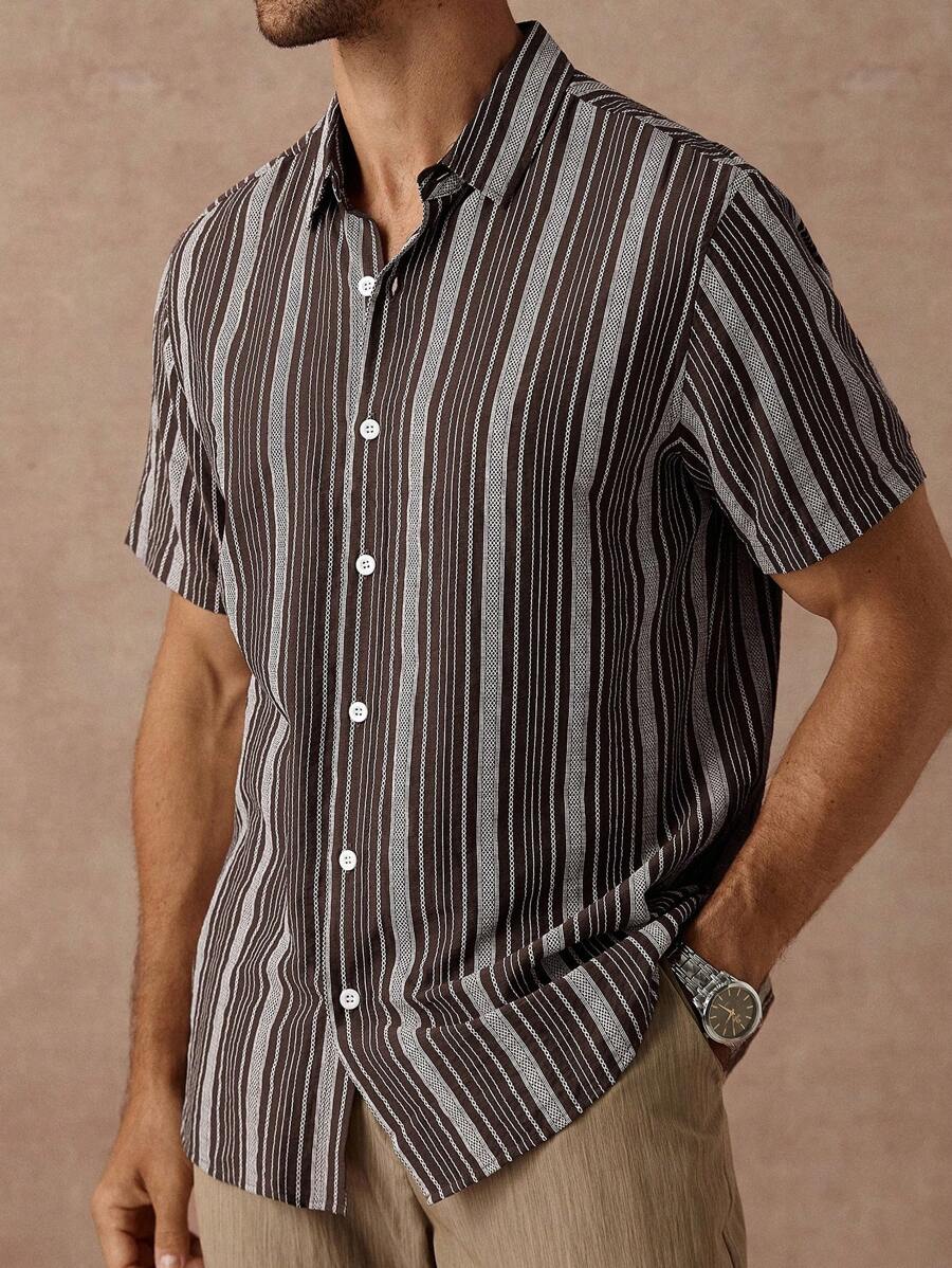 Manfinity Homme Kemeja Pria Bergaris Cokelat, Kemeja Kasual Musim Panas Lengan Pendek Kerah Kuba Kancing Depan, Tekstur Linen untuk Liburan, Hadiah Gaya Inggris - Coffee Brown - View 1