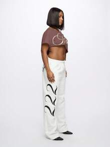 SUMWON WOMEN Camiseta corta con hombros descubiertos, desgastada, de bordes crudos, con estampado gráfico de letras, para uso casual y moda urbana, de talla grande y largo cropped