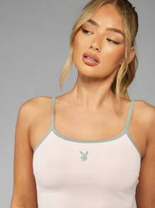 Missguided x Playboy Ensemble de loungewear classique composé d'un débardeur court récolte en mélange de coton avec logo lapin et d'une culotte tanga fendue haute - Rose bonbon - Voir 5