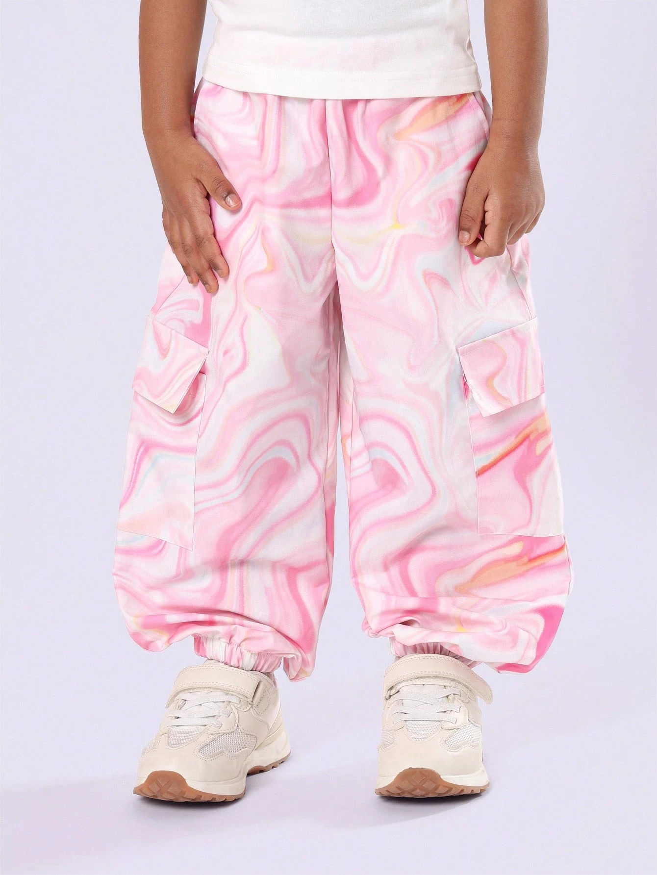 Ensemble t-shirt papillon et pantalon cargo imprimé marbre
