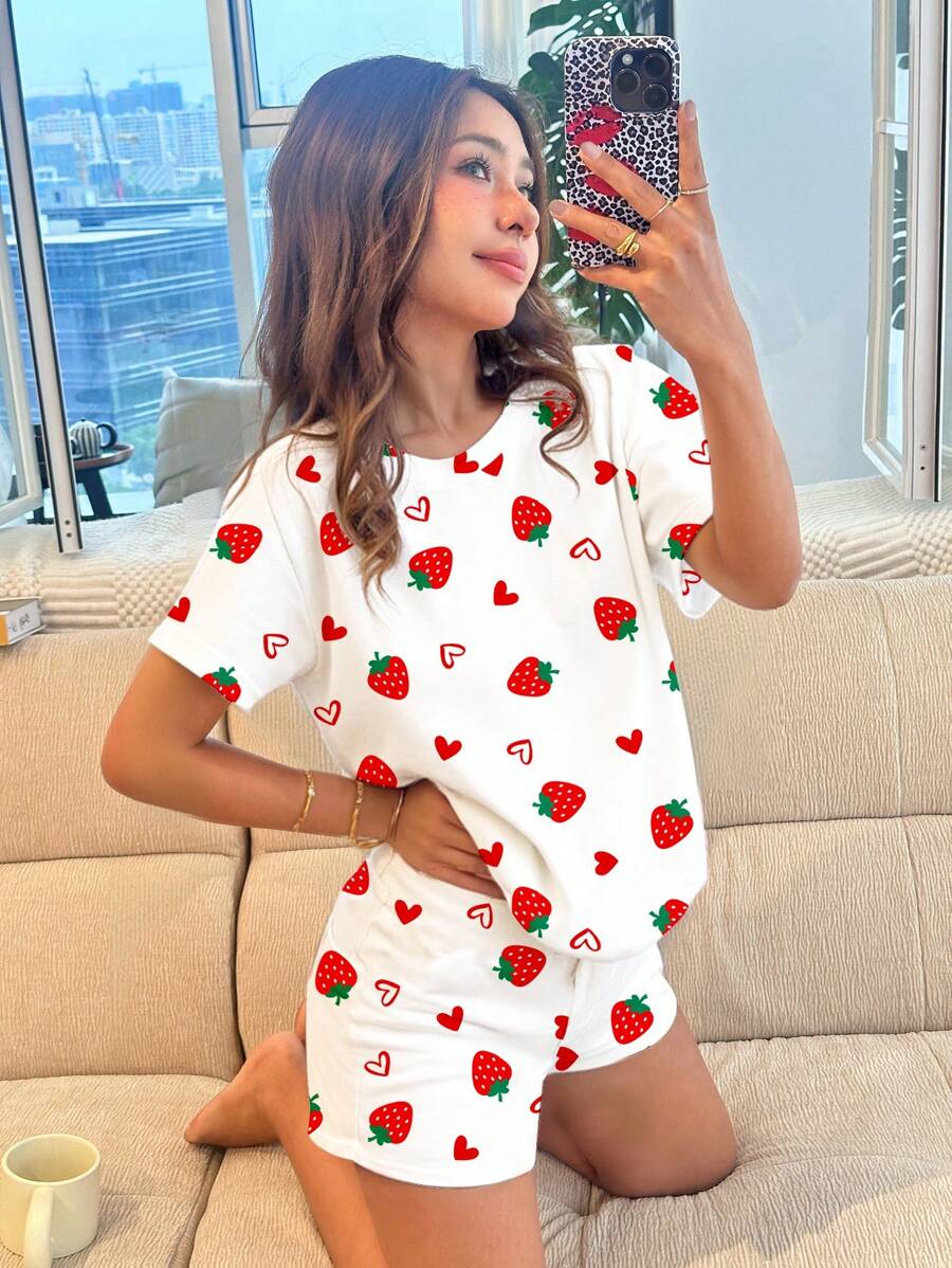 Conjunto de pijama informal minimalista para niñas preadolescentes con estampado de fresa y corazón, con parte superior de manga corta y cuello redondo, y shorts, adecuado para el verano