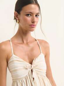 Nöista 条纹连衣长裙，胸部褶饰，系带细节。轻盈梭织面料，肩带可调节，是海滩度假、圣约翰郊游或美国独立日休闲装扮的理想之选。