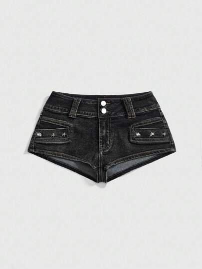 Super tief sitzende, vintage, abgenutzte Damen Denim Shorts im Kpop-Stil mit Totenkopf- und Nietendekor