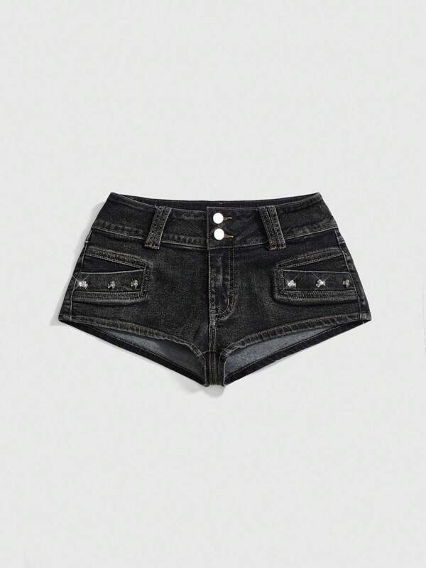 SHEINxHITOMI ROMWE Pantaloncini di jeans da donna con vita super bassa, effetto vintage consumato, decorati con teschio e borchie