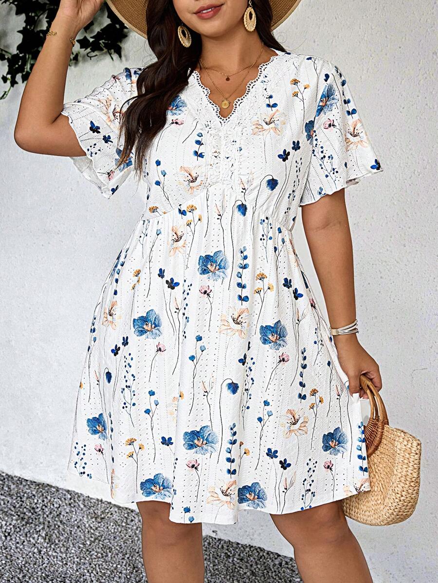 SHEIN Frenchy Vestido maxi de flores para vacaciones para mujer de talla grande con cuello en V, encaje, parches, textura, calado, estampado floral, vestido amplio, nueva llegada primavera/verano, uso diario y de oficina, estampado floral, tela de punto, elástico y alta tolerancia