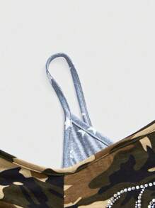 ROMWE Grunge Punk Camiseta suelta con hombro diagonal, con estampado de camuflaje y aplicaciones de strass en estilo gótico punk para mujeres