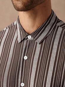 Manfinity Homme Kemeja Pria Bergaris Cokelat, Kemeja Kasual Musim Panas Lengan Pendek Kerah Kuba Kancing Depan, Tekstur Linen untuk Liburan, Hadiah Gaya Inggris - Coffee Brown - View 4
