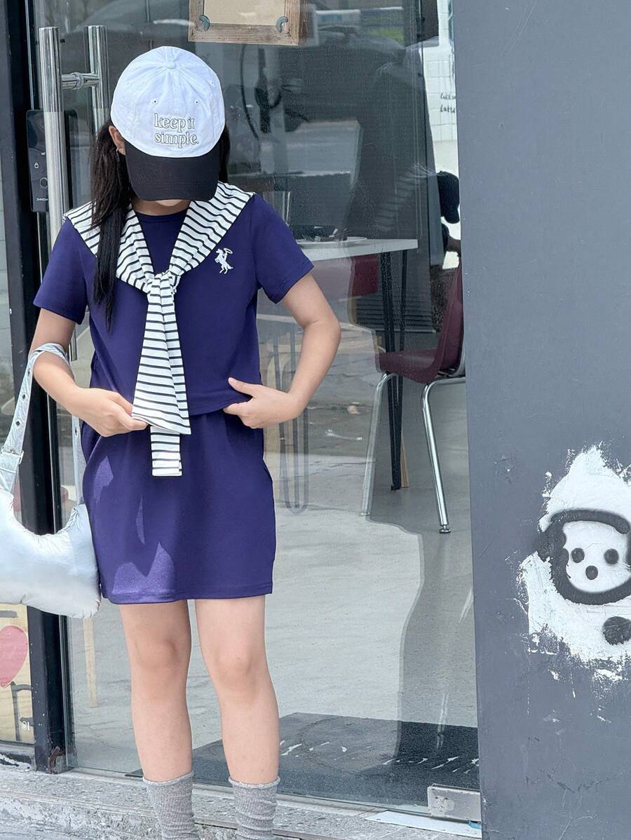 SHEIN Conjunto de 2 piezas de verano para niña preadolescente con blusa de manga corta de cuello redondo azul bordada y falda corta a rayas cómoda