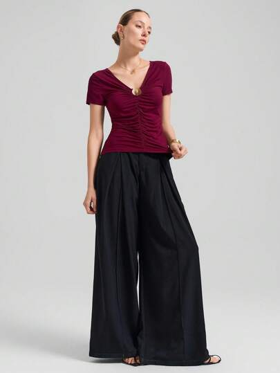 Ontre 2025 新款优雅风格针织粘胶面料柔软舒适短袖 V 领褶皱前襟女式 T 恤，日常穿着，春夏