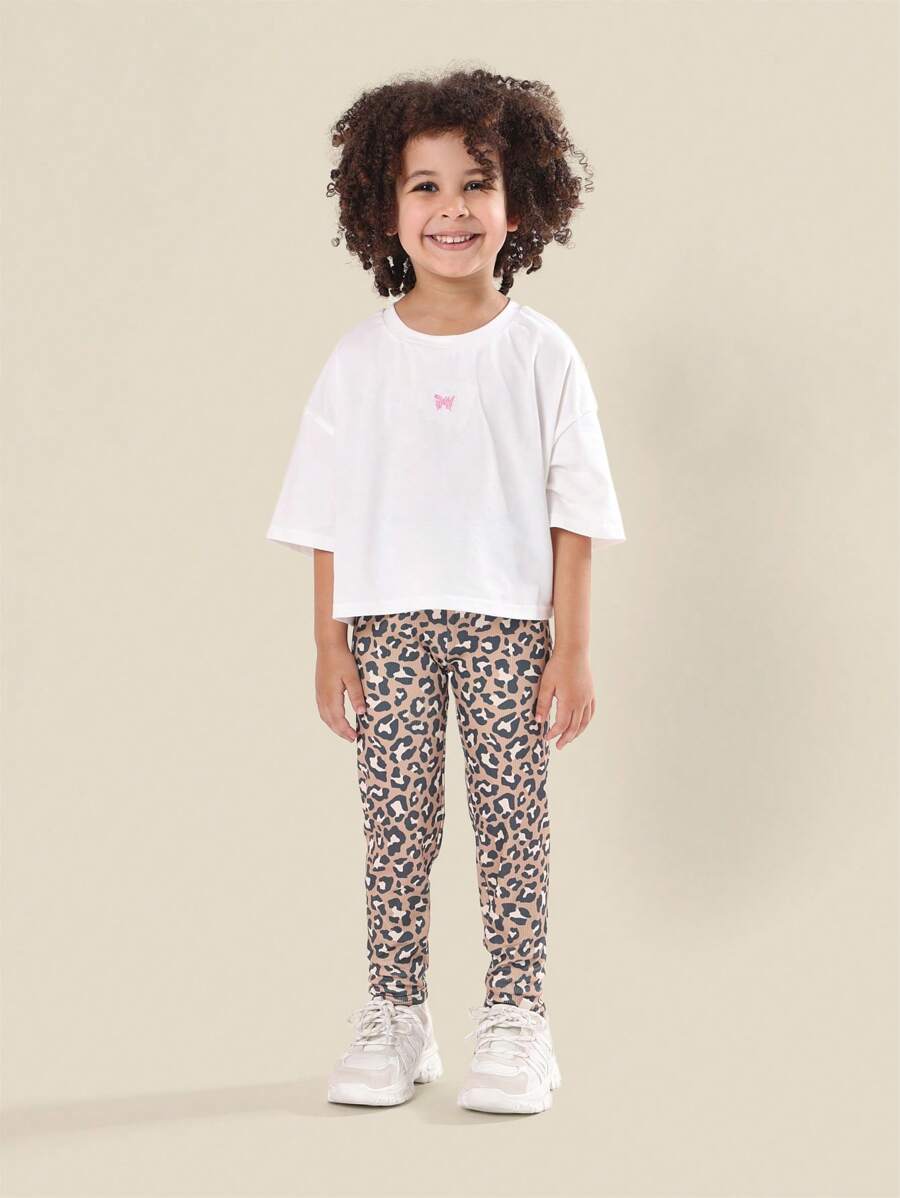 SUMWON Conjunto de remera corta con logo de mariposa y leggings con estampado animal - Conjunto casual para niñas de dos piezas para usar en otoño, invierno y primavera - Multicolor - Ver 1