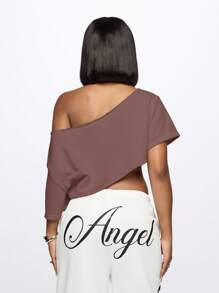 SUMWON WOMEN Camiseta corta con hombros descubiertos, desgastada, de bordes crudos, con estampado gráfico de letras, para uso casual y moda urbana, de talla grande y largo cropped