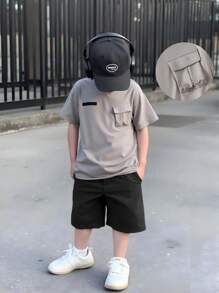 SHEIN 小男孩灰色休闲 T 恤，带翻盖口袋和黑色贴片细节，舒适圆领，春夏季，适合家庭穿着 - 灰色 - 查看 3