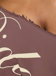 SUMWON WOMEN Camiseta corta con hombros descubiertos, desgastada, de bordes crudos, con estampado gráfico de letras, para uso casual y moda urbana, de talla grande y largo cropped