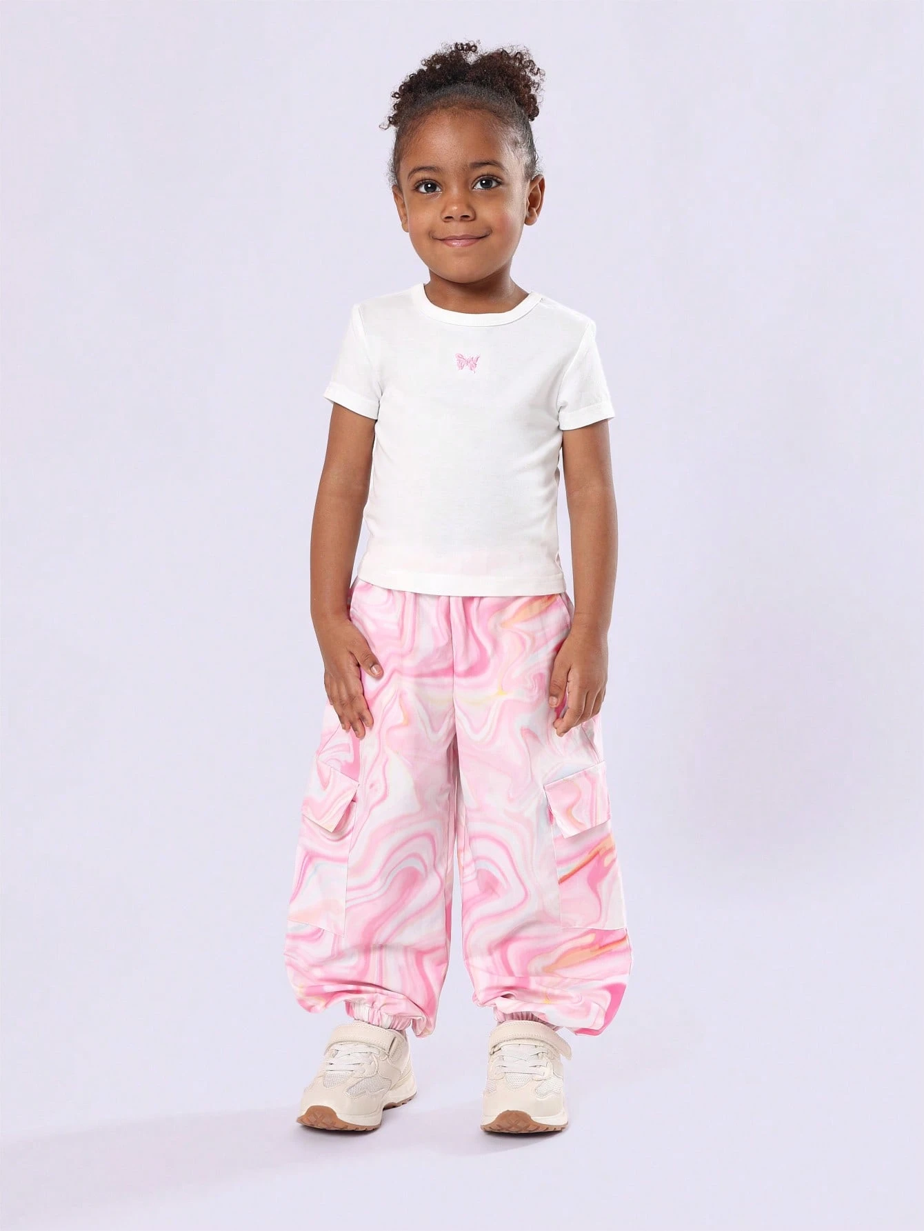 Ensemble t-shirt papillon et pantalon cargo imprimé marbre