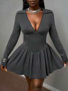 Slaydiva Nuevo vestido mini para mujer de estilo de calle diario y casual para otoño temprano 2025, con cuello polo sexy + cuello en V profundo, manga larga, volantes en el borde, minifalda o pantalón corto con estampado de flores oscuras, color gris y negro acanalado. - Negro - Ver 3