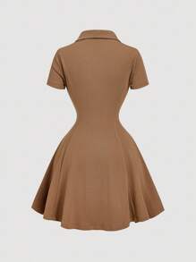 SHEIN MOD 复古卡其色荷叶边领针织迷你连衣裙 - 学院风，70 年代风格，休闲，舒适，通勤，复古美学，非常适合学校服装、教学服装和办公室穿着 - 卡其色 - 查看 2