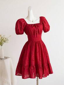 SHEIN Clasi Vestido mini elegante y dulce de estilo francés con cuello cuadrado, mangas abullonadas, volantes calados, tela similar al lino, cintura ajustada y silueta favorecedora, perfecto para vacaciones de verano de moda - Rojo - Ver 6