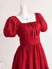 SHEIN Clasi Vestido mini elegante y dulce de estilo francés con cuello cuadrado, mangas abullonadas, volantes calados, tela similar al lino, cintura ajustada y silueta favorecedora, perfecto para vacaciones de verano de moda - Rojo - Ver 7