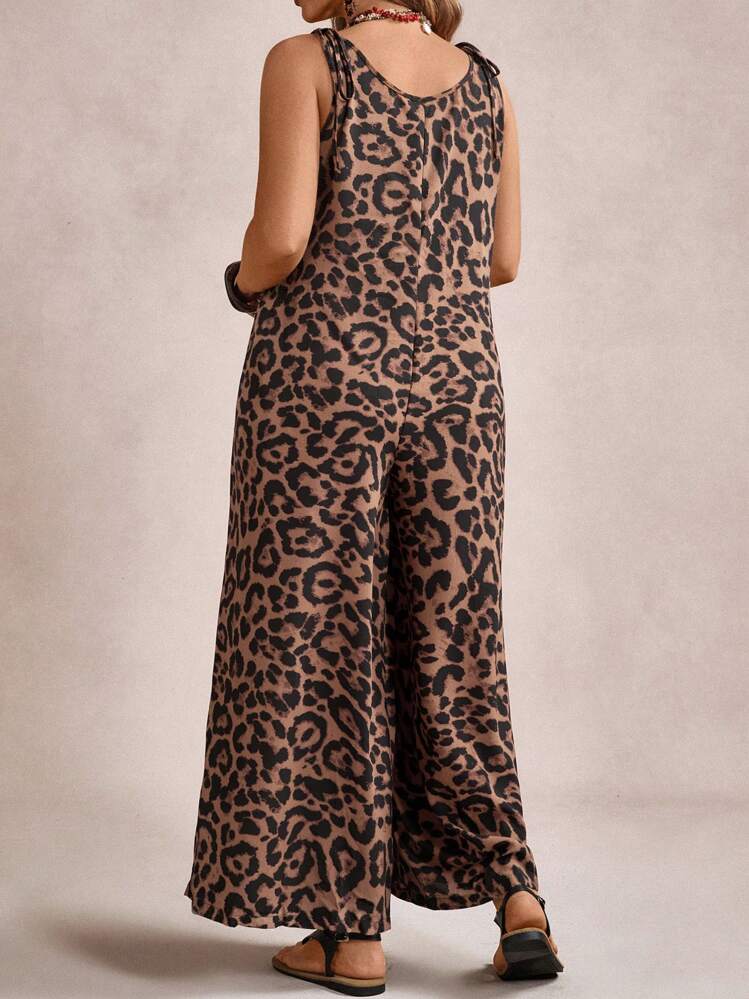 Freevana Macacao Solto com Amarracao e Estampa de Onca Plus Size - Marrom Claro - Visão 2