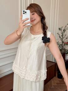 SHEIN LUNE Áo sơ mi nữ cỡ lớn không tay, màu trơn, cài một hàng khuy, cổ tròn, kiểu dáng cổ điển, viền bèo nhún, dáng rộng thoải mái, phong cách công sở tối giản, màu trơn, vải họa tiết hoa 3D, lãng mạn và thanh lịch, áo không tay, thích hợp cho mùa xuân, hè và thu, phong cách công sở tối giản, mặc hàng ngày, lãng mạn và thanh lịch, trang phục thiết yếu hàng ngày cho đi làm và hoạt động ngoài trời, thích hợp cho việc đi lại, tối giản, thanh lịch, cá tính, thích hợp cho tiệc tùng, thanh lịch và thời trang cho việc đi làm, phụ nữ sân bay, giáo viên. - Màu be - Xem 5