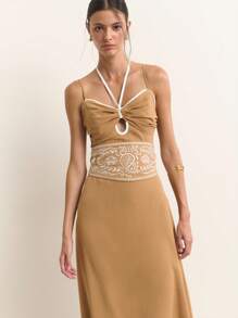 Nöista 这款夏装采用温暖的米色，修身剪裁，前部扭褶设计凸显胸部曲线，并以白色吊带连接。您可以取下精致的刺绣腰带，白色腰带增添 - 棕色 - 查看 1