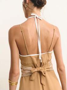 Nöista 这款夏装采用温暖的米色，修身剪裁，前部扭褶设计凸显胸部曲线，并以白色吊带连接。您可以取下精致的刺绣腰带，白色腰带增添 - 棕色 - 查看 2