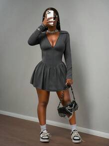 Slaydiva Nuevo vestido mini para mujer de estilo de calle diario y casual para otoño temprano 2025, con cuello polo sexy + cuello en V profundo, manga larga, volantes en el borde, minifalda o pantalón corto con estampado de flores oscuras, color gris y negro acanalado. - Negro - Ver 6