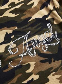 ROMWE Grunge Punk Camiseta suelta con hombro diagonal, con estampado de camuflaje y aplicaciones de strass en estilo gótico punk para mujeres