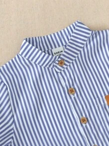 2 Peças Conjunto de Roupa de Bebê Menino: Camisa de Manga Curta Listrada em Azul e Branco com Gola e Botões Marrons e Patch de Couro, Combinada com Shorts Brancos, Adequado para Jantar, Festa, Aniversário no Outono e Inverno - Multicolorido - Visão 5