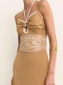 Nöista 这款夏装采用温暖的米色，修身剪裁，前部扭褶设计凸显胸部曲线，并以白色吊带连接。您可以取下精致的刺绣腰带，白色腰带增添 - 棕色 - 查看 6