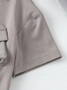 SHEIN 小男孩灰色休闲 T 恤，带翻盖口袋和黑色贴片细节，舒适圆领，春夏季，适合家庭穿着 - 灰色 - 查看 7