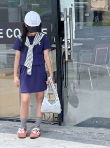 SHEIN Conjunto de 2 piezas de verano para niña preadolescente con blusa de manga corta de cuello redondo azul bordada y falda corta a rayas cómoda