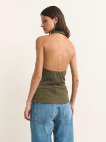 Nöista 罗纹露背吊带上衣，带有围巾式领口细节和深V领口设计，展现大胆优雅的轮廓，非常适合女性冬季服装、时尚夜间外出造型、节日圣诞节造型和精致的新年派对装扮。 - 墨綠色 - 查看 2