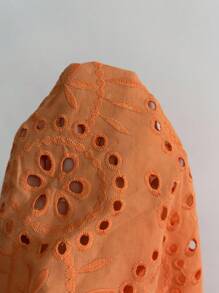 SHEIN LUNE Blusa de lino casual con cuello en V, volantes, botones, bordado y manga larga hueca para mujer - Naranja - Ver 8