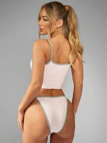 Missguided x Playboy Ensemble de loungewear classique composé d'un débardeur court récolte en mélange de coton avec logo lapin et d'une culotte tanga fendue haute - Rose bonbon - Voir 2