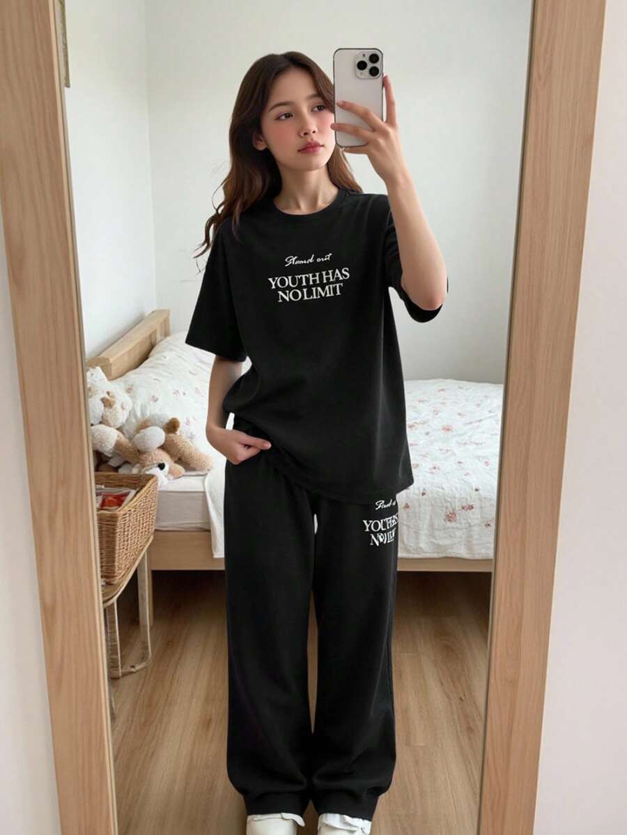 SHEIN 2 件青少年女孩简约字母图案圆领短袖 T 恤和裤子针织休闲睡衣套装女士睡衣套装女士休闲套装女士家居服套装女士两件套女士睡衣套装 - 黑色 - 查看 1