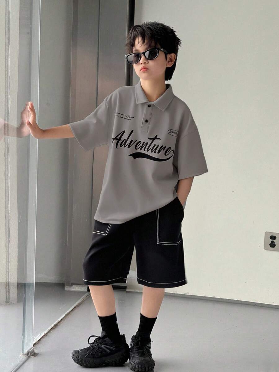 SHEIN Little Byeori 青少年男孩休闲舒适学院风简约时尚个性化字母印花短袖 Polo 衫、针织上衣和梭织短裤套装,适合春夏季、日常穿着、运动、外出、学校、聚会、节日、拍照、返校季 - 灰色 - 查看 1