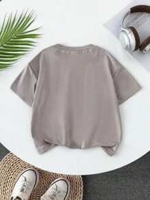 SHEIN 小男孩灰色休闲 T 恤，带翻盖口袋和黑色贴片细节，舒适圆领，春夏季，适合家庭穿着 - 灰色 - 查看 2