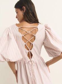 Nöista 粉色条纹泡泡袖长裙，深V领，露背系带设计。优雅气质，是海滩度假或美国独立日造型的理想之选。充满女性魅力，是机场装或夏季造型的完美之选。 - 粉色 - 查看 3