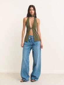 Nöista 罗纹露背吊带上衣，带有围巾式领口细节和深V领口设计，展现大胆优雅的轮廓，非常适合女性冬季服装、时尚夜间外出造型、节日圣诞节造型和精致的新年派对装扮。 - 墨綠色 - 查看 5