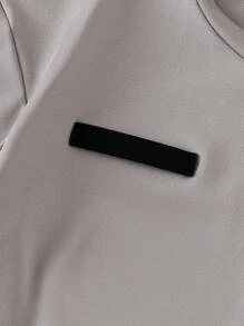 SHEIN 小男孩灰色休闲 T 恤，带翻盖口袋和黑色贴片细节，舒适圆领，春夏季，适合家庭穿着 - 灰色 - 查看 5