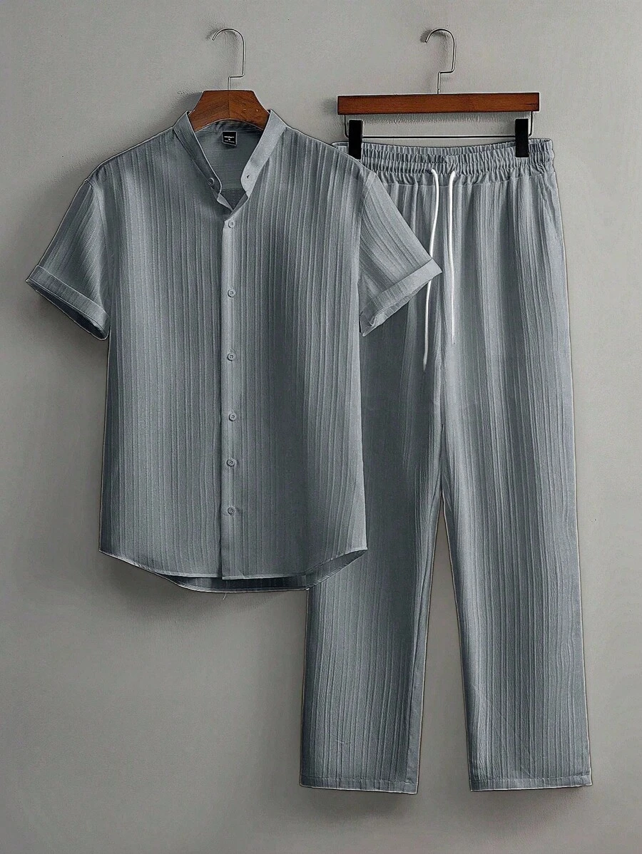 Manfinity Homme 2 件男士休闲纯色纹理短袖衬衫和抽绳腰宽松直筒裤套装，男士两件套服装，男士服装 - 深灰色 - 查看 1