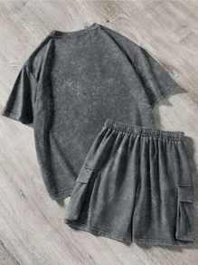 Manfinity EMRG طقم تي شيرت وشورت للرجال بجيب حمالة وياقة دائرية بأكمام قصيرة، منسوج بزخرفة زهرة الثلج الممسوحة - رمادي - مشاهدة 2