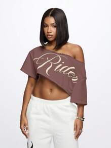 SUMWON WOMEN Camiseta corta con hombros descubiertos, desgastada, de bordes crudos, con estampado gráfico de letras, para uso casual y moda urbana, de talla grande y largo cropped