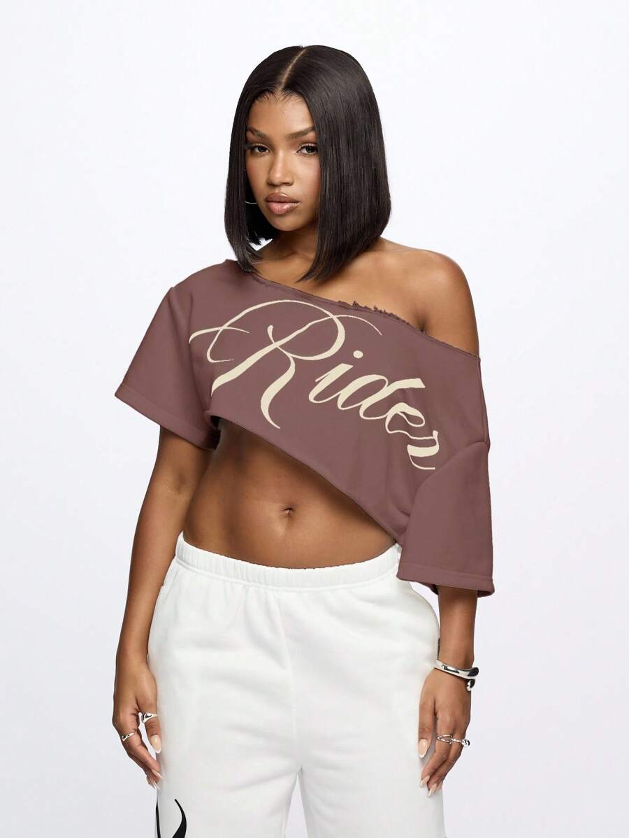 SUMWON WOMEN Camiseta corta con hombros descubiertos, desgastada, de bordes crudos, con estampado gráfico de letras, para uso casual y moda urbana, de talla grande y largo cropped