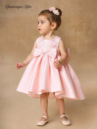 SHEIN Glamorique Kids 女婴缎面婚礼花童礼服白色大蝴蝶结多层花卉装饰和拖尾，适合生日派对、洗礼