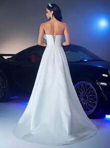 Glamrae 优雅浪漫的白色亮面缎面不对称露肩设计奢华珍珠缀饰 A 字长裙，配有可调节腰带，适合教堂婚礼、花园婚礼、海滩婚礼、新娘礼服 - 白色 - 查看 4